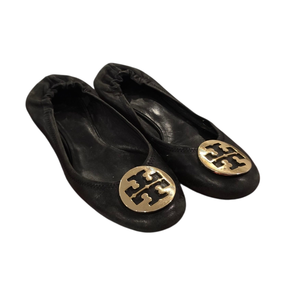 TORY BURCH Black Flats With Large Gold Tone Logo On Toe